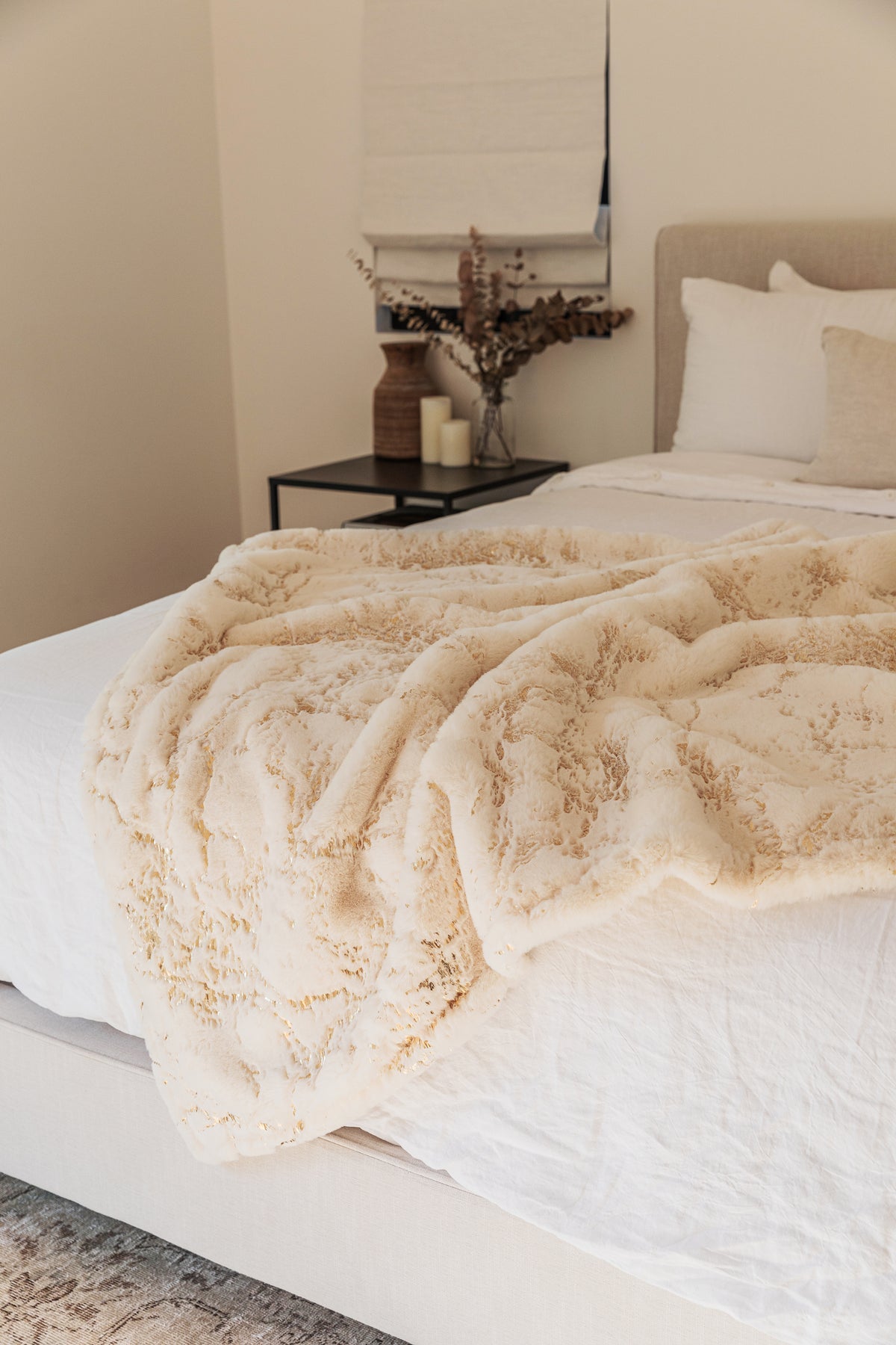 Golden Faux Fur Glow Fluffy Extra Soft Shimmery Foil Illuminating Effect Throw Blanket